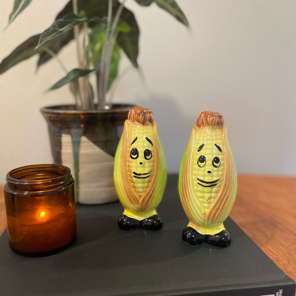 Vintage Corn Cob Salt & Pepper Shakers–Anthropomorphic Mid-Century Kitchen Décor